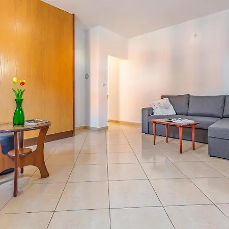 1 Bedroom Front In Apartment *