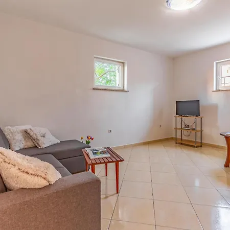 Apartment 1 Bedroom Front In